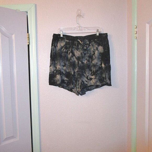 Torrid JEAN Shorts Size 22 DENIM High Rise STRETCH Midi TIE DYE Cut Offs FRINGE - Picture 1 of 8